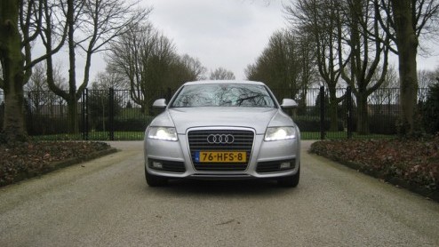 Grote kans dat wanneer de geslaagde zakenman bij de baas mag aankloppen voor een nieuwe auto van de zaak, het een Audi A6 is. Dat deze forse middenklasser met recht tot twee maal toe Zakenauto van het