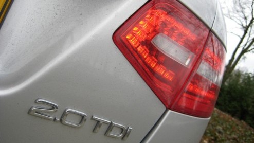 Grote kans dat wanneer de geslaagde zakenman bij de baas mag aankloppen voor een nieuwe auto van de zaak, het een Audi A6 is. Dat deze forse middenklasser met recht tot twee maal toe Zakenauto van het