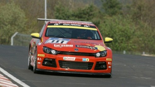 Aardgas suf? Helemaal niet! Volkswagen laat op 23 en 24 mei twee aardgas aangedreven Sciroccos GT24 los op het Duitse circuit. De sportieve scheurijzers nemen deel aan de 24 Uur van de Nrburgring.