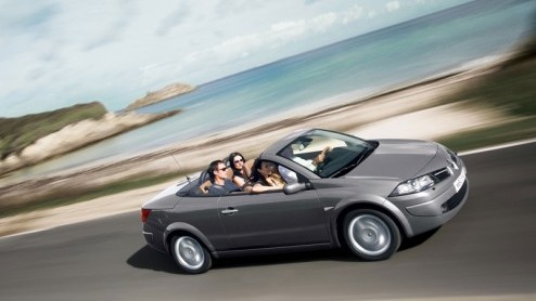Renault zwaait de Mgane Coupe-Cabriolet uit met een Ultimate Edition. In een oplage van 150 stuks bieden de Fransen een bijzonder rijk uitgeruste uitvoering tegen een aantrekkelijke prijs: 29.900 eur