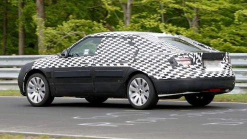 Of het nou te lang geduurd heft of niet, de nieuwe Saab 9-5 staat te trappelen van ongeduld. Zijn makers verrichten momenteel nog enig testwerk, waarna de zaken-Zweed in september op de IAA Frankfurt 