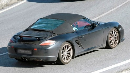 Nog voordat de nieuwe generatie Porsche Boxster ter wereld komt heeft het sportwagenmerk nog een smaakmaker in petto, de Boxster Speedster. Deze bijzondere uitvoering met lager dak doet oude tijden he