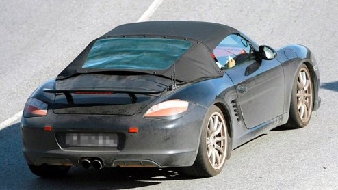 Nog voordat de nieuwe generatie Porsche Boxster ter wereld komt heeft het sportwagenmerk nog een smaakmaker in petto, de Boxster Speedster. Deze bijzondere uitvoering met lager dak doet oude tijden he