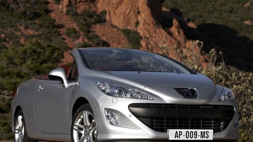 Een roadster pur sang? Nee, daarvoor hoef je niet bij Peugeot aan te kloppen. De Franse fabrikant ziet de opvolger van de 307 CC duidelijk als een vierzits cabrio waarmee het heerlijk cruisen is. Maar