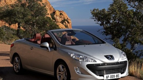 Een roadster pur sang? Nee, daarvoor hoef je niet bij Peugeot aan te kloppen. De Franse fabrikant ziet de opvolger van de 307 CC duidelijk als een vierzits cabrio waarmee het heerlijk cruisen is. Maar