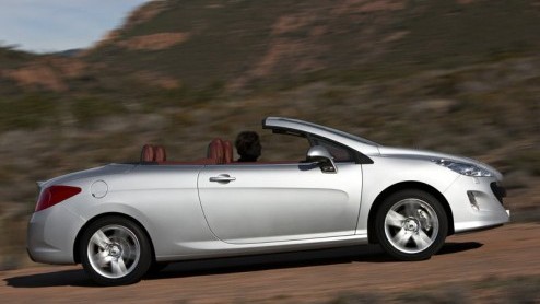 Een roadster pur sang? Nee, daarvoor hoef je niet bij Peugeot aan te kloppen. De Franse fabrikant ziet de opvolger van de 307 CC duidelijk als een vierzits cabrio waarmee het heerlijk cruisen is. Maar