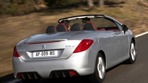 Een roadster pur sang? Nee, daarvoor hoef je niet bij Peugeot aan te kloppen. De Franse fabrikant ziet de opvolger van de 307 CC duidelijk als een vierzits cabrio waarmee het heerlijk cruisen is. Maar