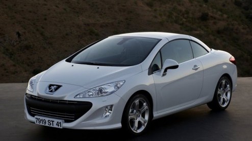 Een roadster pur sang? Nee, daarvoor hoef je niet bij Peugeot aan te kloppen. De Franse fabrikant ziet de opvolger van de 307 CC duidelijk als een vierzits cabrio waarmee het heerlijk cruisen is. Maar