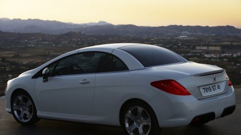Een roadster pur sang? Nee, daarvoor hoef je niet bij Peugeot aan te kloppen. De Franse fabrikant ziet de opvolger van de 307 CC duidelijk als een vierzits cabrio waarmee het heerlijk cruisen is. Maar