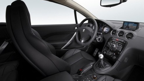 Een roadster pur sang? Nee, daarvoor hoef je niet bij Peugeot aan te kloppen. De Franse fabrikant ziet de opvolger van de 307 CC duidelijk als een vierzits cabrio waarmee het heerlijk cruisen is. Maar