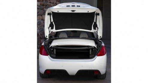 Een roadster pur sang? Nee, daarvoor hoef je niet bij Peugeot aan te kloppen. De Franse fabrikant ziet de opvolger van de 307 CC duidelijk als een vierzits cabrio waarmee het heerlijk cruisen is. Maar