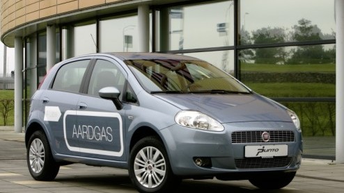 Je hebt van die autos die hun tijd nog vooruit zijn. De Fiat Grande Punto Natural Power is er zo een. Deze Italiaan rijdt weliswaar als elke andere Punto en ziet er ook heel gewoon uit, maar dat de