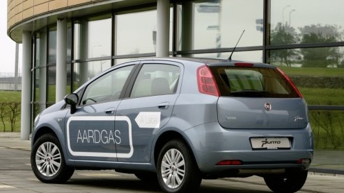 Je hebt van die autos die hun tijd nog vooruit zijn. De Fiat Grande Punto Natural Power is er zo een. Deze Italiaan rijdt weliswaar als elke andere Punto en ziet er ook heel gewoon uit, maar dat de