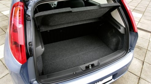 Je hebt van die autos die hun tijd nog vooruit zijn. De Fiat Grande Punto Natural Power is er zo een. Deze Italiaan rijdt weliswaar als elke andere Punto en ziet er ook heel gewoon uit, maar dat de