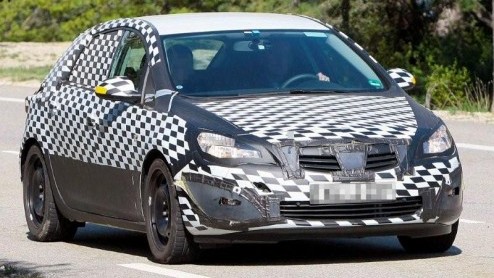 De komst van de nieuwe Opel Astra is dichtbij. Na teasers en uitgelekte beelden hebben de nieuwe middenklasser al goed op het netvlies. In Spaanse sferen deed een testexemplaar dan ook de laatste test