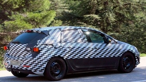De komst van de nieuwe Opel Astra is dichtbij. Na teasers en uitgelekte beelden hebben de nieuwe middenklasser al goed op het netvlies. In Spaanse sferen deed een testexemplaar dan ook de laatste test