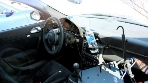 Dat ook de 911 GT3 RS zal profiteren van de nieuwe 911-looks, bewijzen opnieuw deze beelden, geschoten langs een stoffige weg in de Verenigde Staten. Het testmodel werd daar samen met het huidige in 2