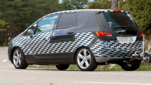 Uitstel betekent geen afstel. De Opel Meriva laat nog even op zich wachten, maar zijn komst in 2010 is zeker. Op de vandaag binnengekomen beelden ondergaat de ruimtevariant de nodige inspanning met ee