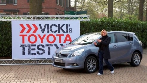 Toyota is in haar nopjes met de hulp van Fifth-gear presentatrice Vicki Butler Henderson in haar reclame-uitingen. Nu grijpt het merk de kans om Martijn Krabb voor de nieuwe Verso te strikken. In een