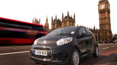 Engeland is weer een elektrische auto rijker. Het is een door Electric Car Corporation omgebouwde Citroen C1, met een 41 pk sterke elektromotor aan boord. Prijzig is-ie nog wel, je dient omgerekend bi