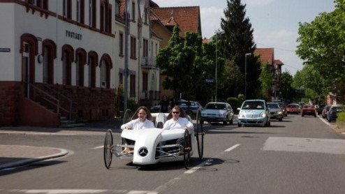 Het brandstofcelvoertuig van Mercedes-Benz, de F-CELL Roadster, heeft afgelopen weekend een een gedeelte van de historische Bertha-Benz-Route afgelegd. Vanaf de start in Mannheim reed de F-CELL Road