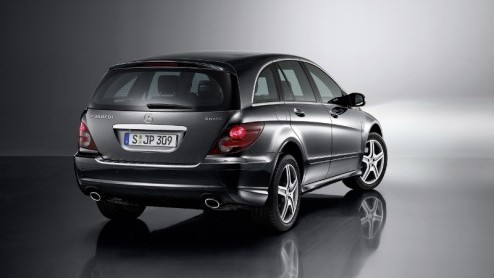 Mercedes zet de R-Klasse graag nog even in het zonnetje en doet dat wederom met een Grand Edition. Deze keer krijgt de imposante mastodont een sportievere uitstraling mee, voor zowel ex- als interieur