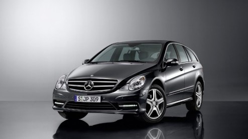 Mercedes zet de R-Klasse graag nog even in het zonnetje en doet dat wederom met een Grand Edition. Deze keer krijgt de imposante mastodont een sportievere uitstraling mee, voor zowel ex- als interieur
