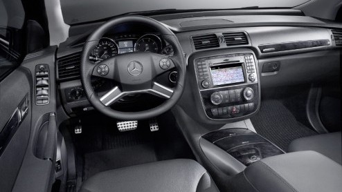 Mercedes zet de R-Klasse graag nog even in het zonnetje en doet dat wederom met een Grand Edition. Deze keer krijgt de imposante mastodont een sportievere uitstraling mee, voor zowel ex- als interieur