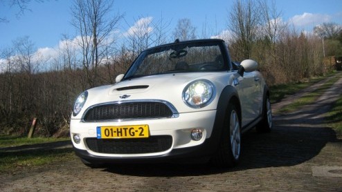 Mini heeft het geduld van vele Minirijders (in spe) op de proef gesteld. Drie jaar na de introductie van de nieuwe Mini is het de beurt aan de nieuwe Cabrio. Zijn komst is geen grote verrassing, maar