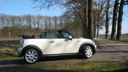 Mini heeft het geduld van vele Minirijders (in spe) op de proef gesteld. Drie jaar na de introductie van de nieuwe Mini is het de beurt aan de nieuwe Cabrio. Zijn komst is geen grote verrassing, maar