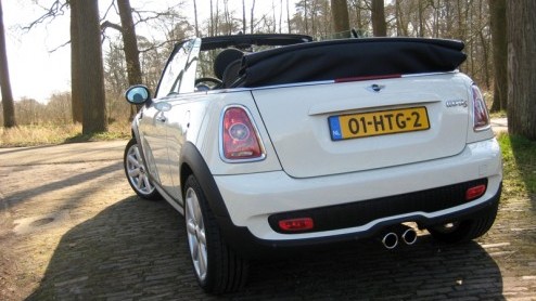 Mini heeft het geduld van vele Minirijders (in spe) op de proef gesteld. Drie jaar na de introductie van de nieuwe Mini is het de beurt aan de nieuwe Cabrio. Zijn komst is geen grote verrassing, maar