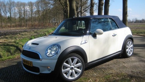 Mini heeft het geduld van vele Minirijders (in spe) op de proef gesteld. Drie jaar na de introductie van de nieuwe Mini is het de beurt aan de nieuwe Cabrio. Zijn komst is geen grote verrassing, maar