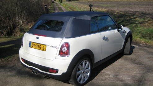 Mini heeft het geduld van vele Minirijders (in spe) op de proef gesteld. Drie jaar na de introductie van de nieuwe Mini is het de beurt aan de nieuwe Cabrio. Zijn komst is geen grote verrassing, maar