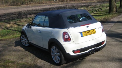 Mini heeft het geduld van vele Minirijders (in spe) op de proef gesteld. Drie jaar na de introductie van de nieuwe Mini is het de beurt aan de nieuwe Cabrio. Zijn komst is geen grote verrassing, maar