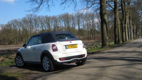 Mini heeft het geduld van vele Minirijders (in spe) op de proef gesteld. Drie jaar na de introductie van de nieuwe Mini is het de beurt aan de nieuwe Cabrio. Zijn komst is geen grote verrassing, maar