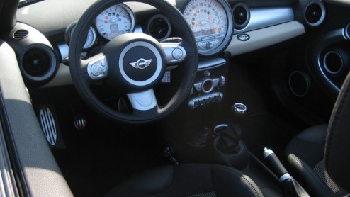 Mini heeft het geduld van vele Minirijders (in spe) op de proef gesteld. Drie jaar na de introductie van de nieuwe Mini is het de beurt aan de nieuwe Cabrio. Zijn komst is geen grote verrassing, maar
