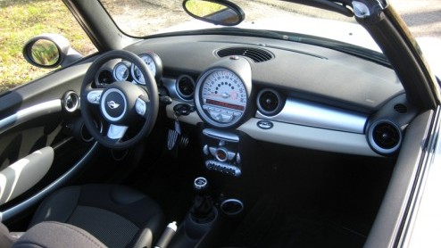 Mini heeft het geduld van vele Minirijders (in spe) op de proef gesteld. Drie jaar na de introductie van de nieuwe Mini is het de beurt aan de nieuwe Cabrio. Zijn komst is geen grote verrassing, maar