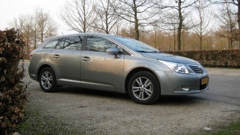 Toyota is heel zuinig op de nieuwe Avensis. De vorige generatie bleek namelijk als een van de weinige Japanse segmentgenoten een schot in de roos, bij zowel de particuliere als zakelijke rijder. Zijn