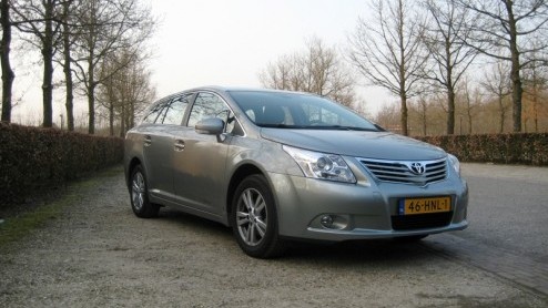 Toyota is heel zuinig op de nieuwe Avensis. De vorige generatie bleek namelijk als een van de weinige Japanse segmentgenoten een schot in de roos, bij zowel de particuliere als zakelijke rijder. Zijn