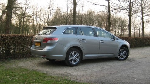 Toyota is heel zuinig op de nieuwe Avensis. De vorige generatie bleek namelijk als een van de weinige Japanse segmentgenoten een schot in de roos, bij zowel de particuliere als zakelijke rijder. Zijn