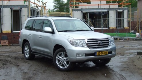 Autofabrikanten leggen tegenwoordig vooral de nadruk op de wat meer compacte SUVs. Logisch, gezien de afgenomen vraag naar de grote kolossen. Dergelijke tanks zijn in de ogen van velen 'not done'. Wi