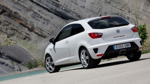 Op de Barcelona International Motor Show en SEAT presenteert een wereldprimeur, de SEAT Ibiza Bocanegra. Een auto met een sportief uiterlijk en een net zo sportieve motor. Deze Spanjaard heeft namelij
