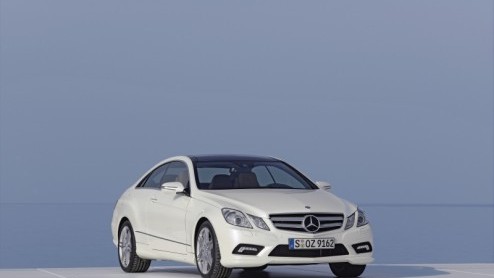 De introductie van de Mercedes E-klasse Coup vond plaats in het prachtige Toscaanse landschap. Niet zonder reden overigens. Bij Mercedes zien ze de nieuwe CLK namelijk als een Italiaanse schone. En