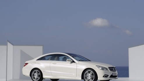 De introductie van de Mercedes E-klasse Coup vond plaats in het prachtige Toscaanse landschap. Niet zonder reden overigens. Bij Mercedes zien ze de nieuwe CLK namelijk als een Italiaanse schone. En
