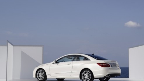 De introductie van de Mercedes E-klasse Coup vond plaats in het prachtige Toscaanse landschap. Niet zonder reden overigens. Bij Mercedes zien ze de nieuwe CLK namelijk als een Italiaanse schone. En
