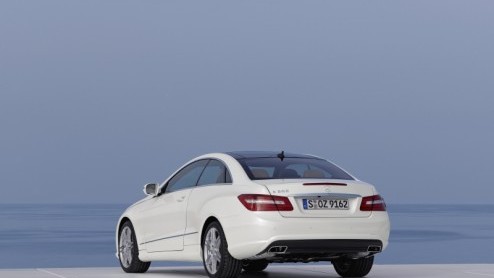 De introductie van de Mercedes E-klasse Coup vond plaats in het prachtige Toscaanse landschap. Niet zonder reden overigens. Bij Mercedes zien ze de nieuwe CLK namelijk als een Italiaanse schone. En