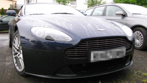 Liefhebbers van de Aston Martin V12 Vantage weten het, er is nog een Volante op komst. Het prototype met stoffen kap met de toevoeging Road Sport rijdt al incognito zijn testrondes.