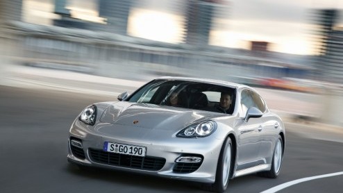 De Porsche- en autoliefhebber wil de Porsche Panamera gewoon nu bij de dealer hebben staan. Het merk doet het zelf wat rustiger aan en meldt dat de productie van de Gran Turismo in de fabriek te Leipz