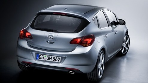Hoewel Opel zelf de nieuwe Astra pas in september in levende lijve uit de doeken doet, kunnen we nu dan (eindelijk!) de eerste officile beelden bekijken. Zodoende kent de 'kleine Insignia' geen gehei