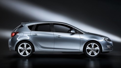 Hoewel Opel zelf de nieuwe Astra pas in september in levende lijve uit de doeken doet, kunnen we nu dan (eindelijk!) de eerste officile beelden bekijken. Zodoende kent de 'kleine Insignia' geen gehei